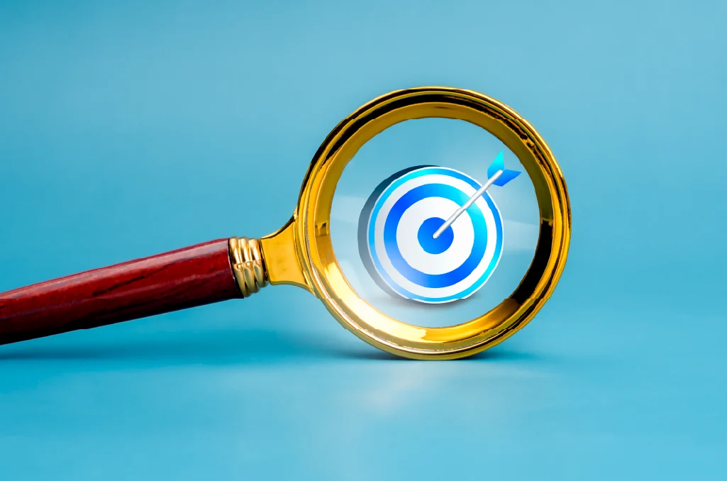 IT service management delivering targeted incident resolution with magnifying glass focusing on blue bullseye